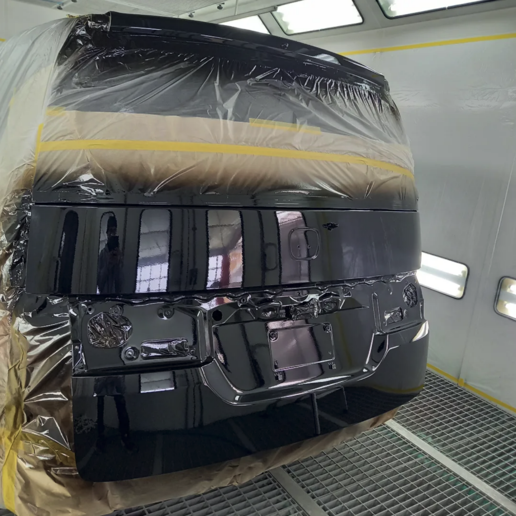 小千谷市の南部車体によるバックドア塗装作業