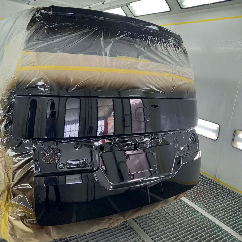 小千谷市の南部車体によるバックドア塗装作業